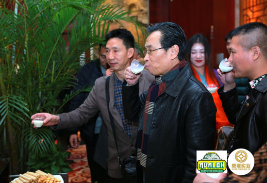 嘉宾现场品鉴加拿大Avalon进口有机鲜牛奶